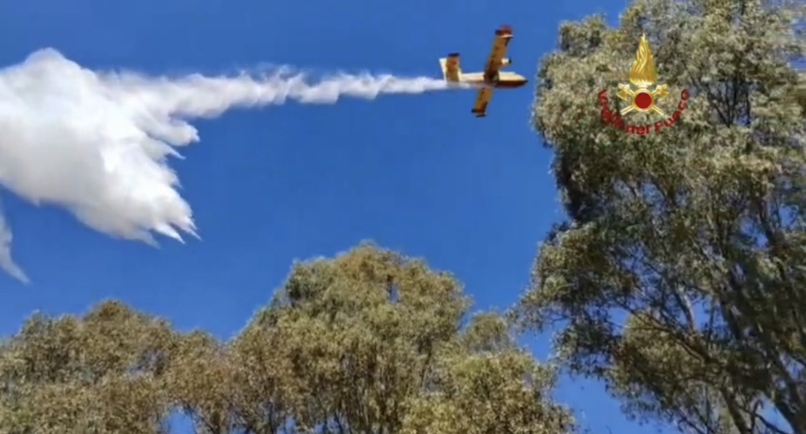 Fiamme a Taormina, paura per le abitazioni: Canadair ed elicotteri in azione